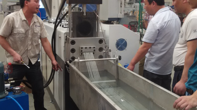 La singola vite 100kg/H ha prodotto l'espulsore della macchina della pelletizzazione del PVC 1