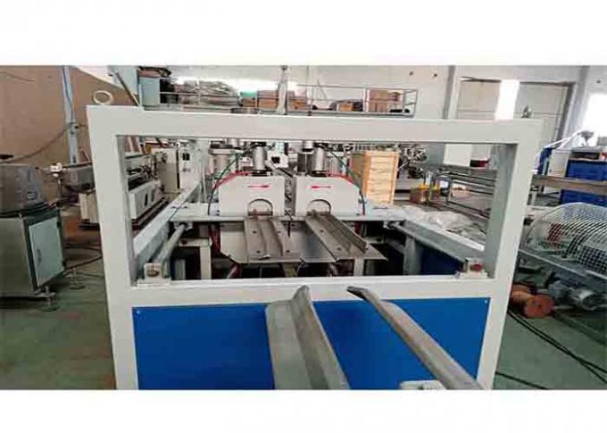200kg/estrusore a vite gemellato del tubo PVC di H della macchina 37kw del condotto dello scolo di plastica dell'acqua 1