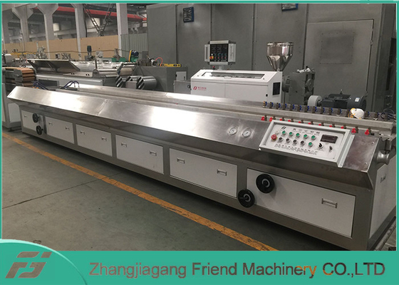 Un buon prezzo. Vite 4m/Min Wpc Extrusion Machine, linea del doppio dello Sgs di produzione di Decking di Wpc in linea