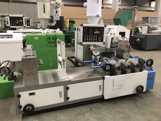 Un buon prezzo. Tipo Mini Plastic Sheet Extruder Machine 200kg/H del laboratorio in linea