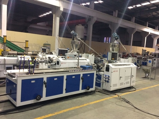 Un buon prezzo. macchina dell'estrusione del pannello per soffitti del PVC di 600mm per doppia progettazione della vite dello strato in linea
