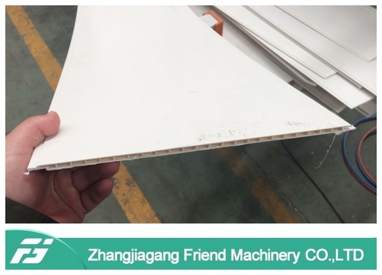 Un buon prezzo. linea di produzione del soffitto del PVC di larghezza di 250mm, pannello per soffitti del PVC che fa macchina in linea