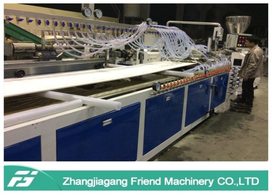 Un buon prezzo. linea di produzione del bordo di larghezza WPC di 900mm con l'operazione facile materiale della resina del PVC in linea
