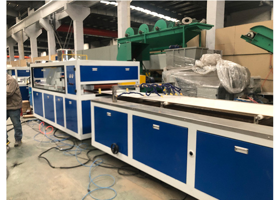 Un buon prezzo. 150kg/linea dell'estrusione del pannello per soffitti PVC di H 250mm WPC in linea