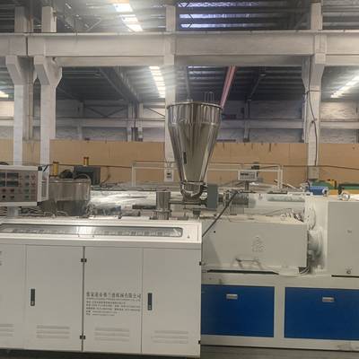 Un buon prezzo. Macchina su misura del pannello di profilo del PVC di 700mm con la doppia vite in linea