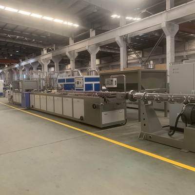 Un buon prezzo. linea larghezza dell'estrusione del pannello per soffitti del PVC di capacità 300kg/H di 250mm in linea