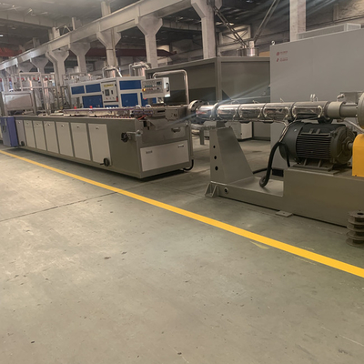 Un buon prezzo. linea di produzione del bordo di 250kg/H WPC 1220mm per la decorazione in linea