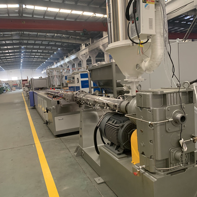 Un buon prezzo. bordo della schiuma di 500kg/H Wpc che rende a resina del PVC della macchina materia prima in linea