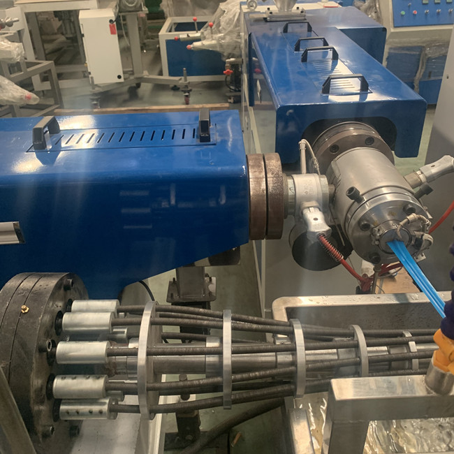 Linea dell'estrusione del tubo del PE della macchina del tubo flessibile di spirale del motore di Siemens dei granelli del PVC 2