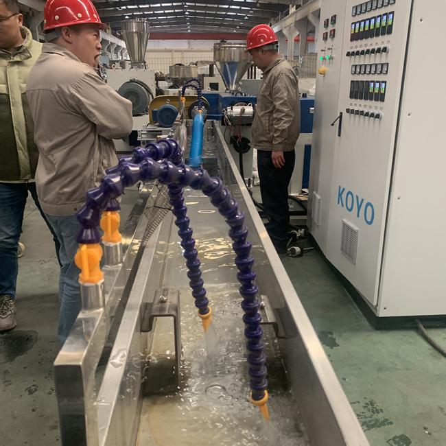 Linea dell'estrusione del tubo del PE della macchina del tubo flessibile di spirale del motore di Siemens dei granelli del PVC 5
